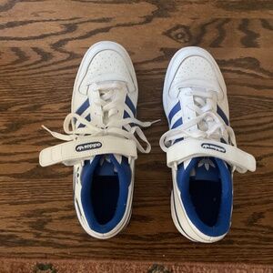 Men’s Adidas Originals Low Forum gym shoes, size 11, white with blue trim